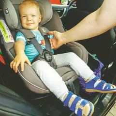 Sicherheitsgurt Kinderwagen: So sichern Sie Ihr Kind richtig