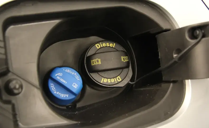 Was ist AdBlue für ein Kraftstoff? So reduziert es Emissionen effektiv