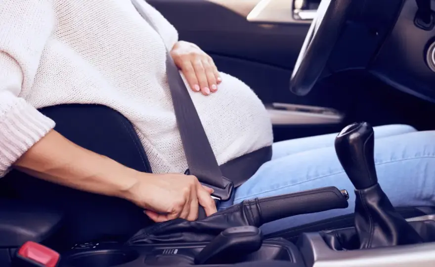 Sicherheitsgurt im Auto während der Schwangerschaft: So schützt du dein Baby