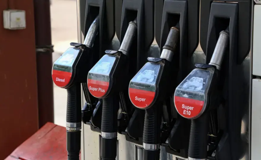Kraftstoff sparen: 10 einfache Tipps für weniger Kosten beim Fahren