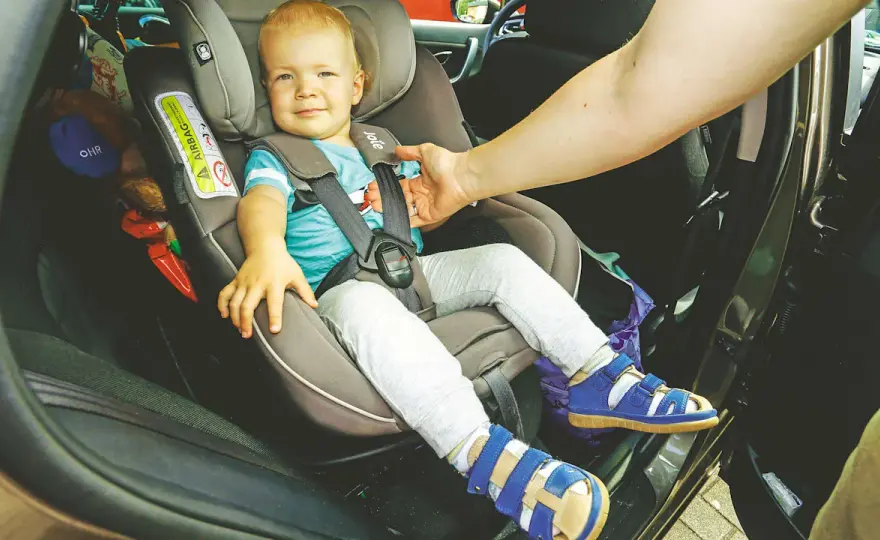 Sicherheitsgurt Kinderwagen: So sichern Sie Ihr Kind richtig